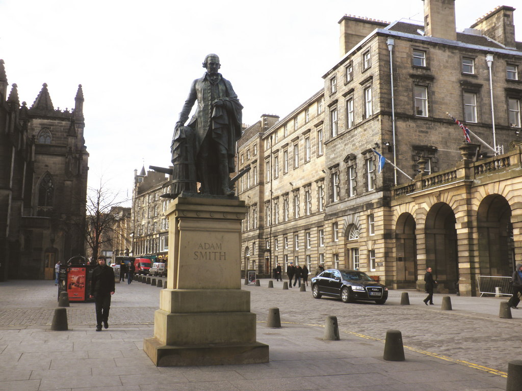 Statue_of_Adam_Smith,_High_Street,_Edinburgh_-_geograph.org.uk_-_1711648
