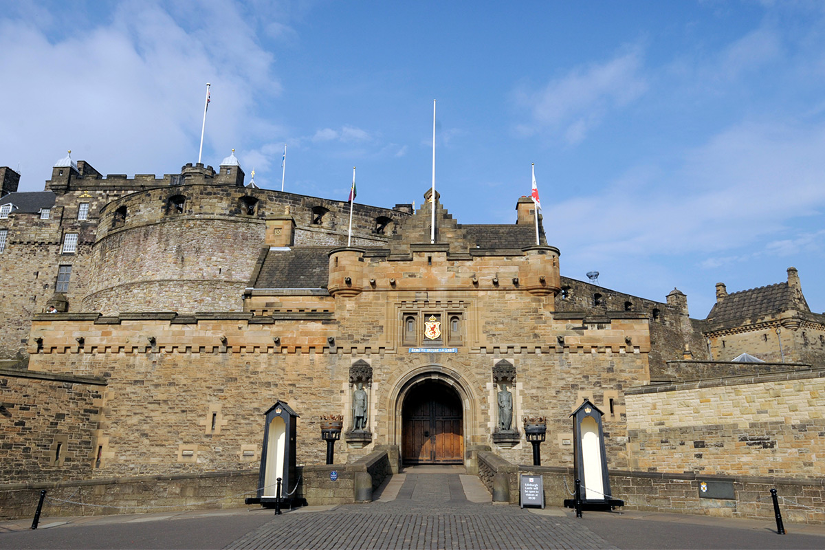 visit-to-edinburgh-castle-27143109